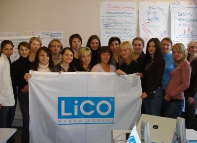 участники корпоративного обучения держат флаг LiCO