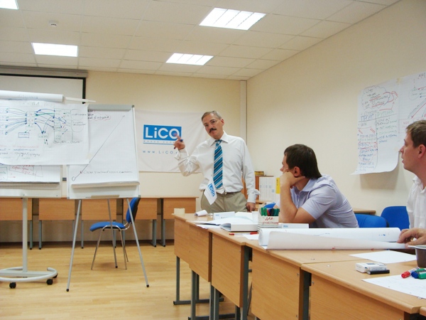 генеральный директор компании LiCO лично проводит тренинг для персонала компании