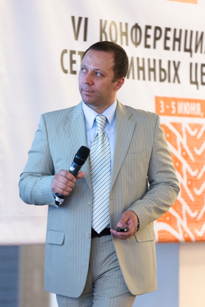 Олег Щеглов выступает на конференции